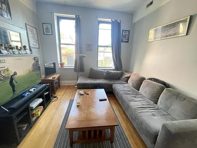 Building Photo - 1022 W Belmont Ave #2