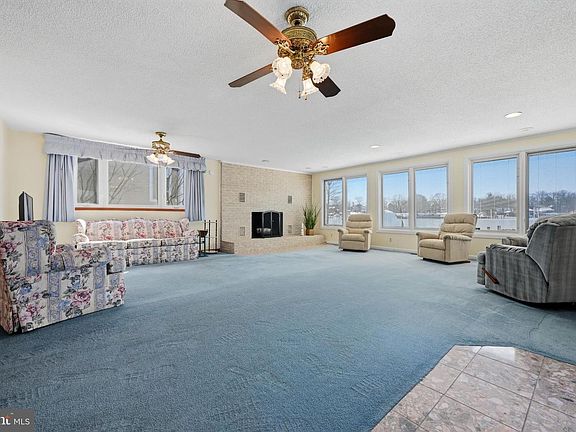 5th image of 352 Riverside Dr