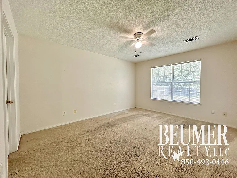 136 Carrier Dr — Photo 11
