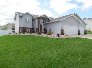 1717 Dakota Dr SW, Minot, ND 58701