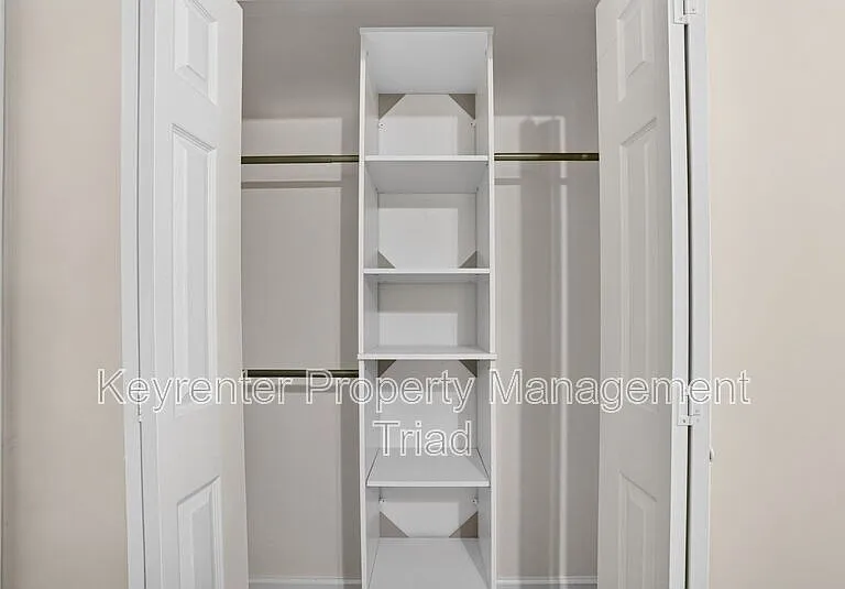 5108 Lakeshore Ct — Photo 32