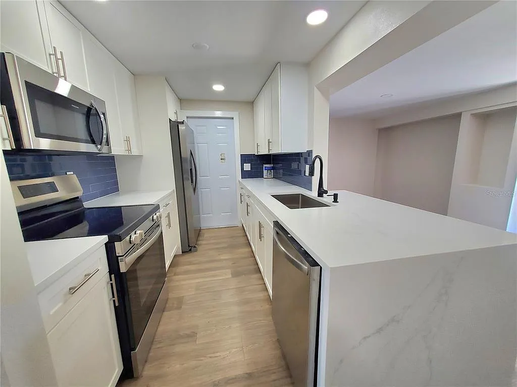 2 bed, 2.0 bath, 1353 sqft, $1,900 — Photo 4
