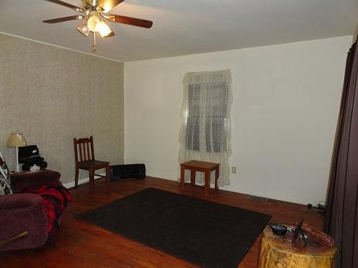 3rd image of 904 S Hickory St