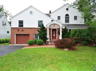 718 Pomander Walk, Teaneck, NJ 07666