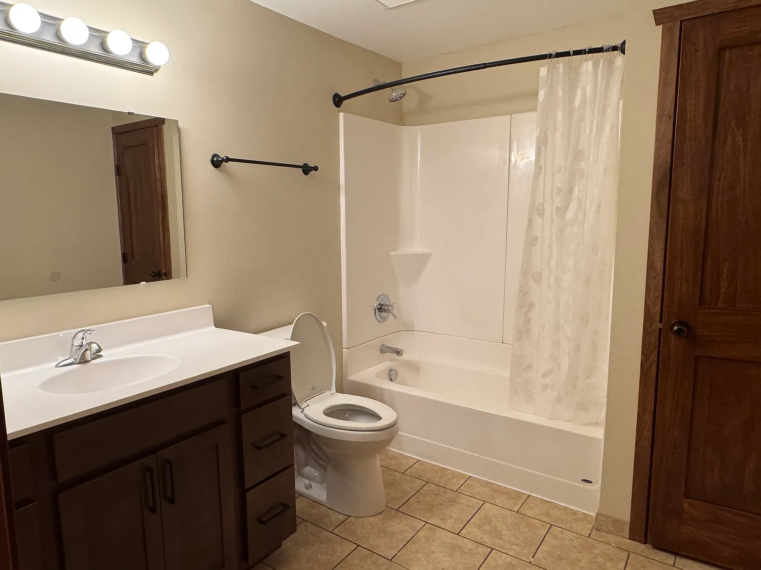 3 bed, 1800 sqft, $2,500 — Photo 4