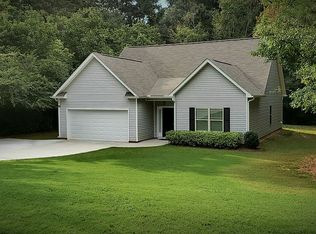 820 Park Pine Cir, Grantville, GA 30220