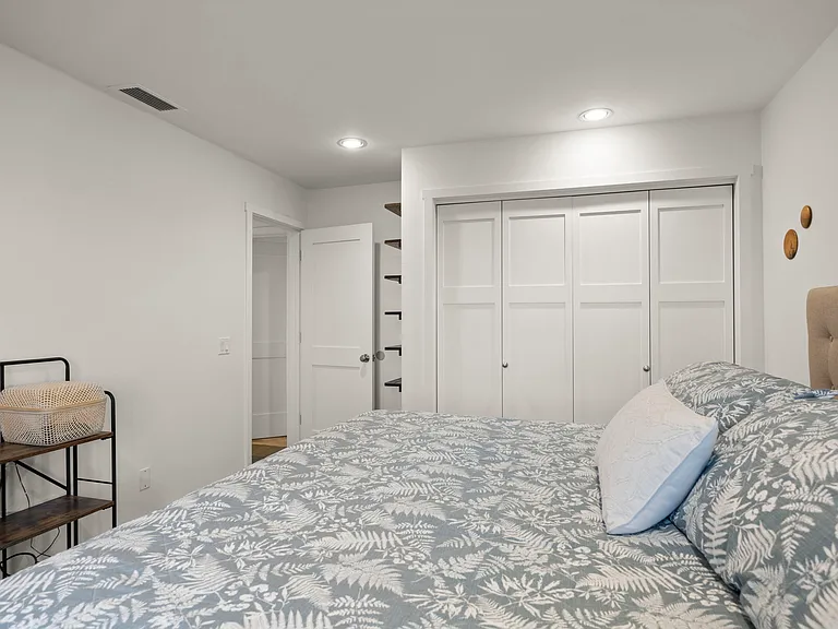 2nd bedroom, with king sized bed and desk.
