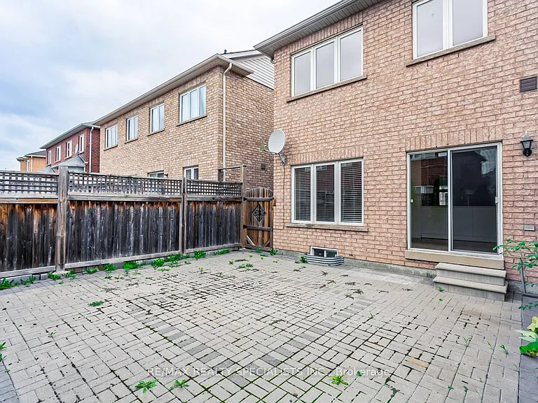 16 Evanwood Cres — Photo 21