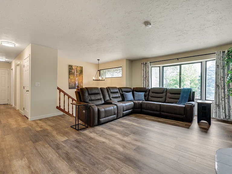 Upper Level
Living Room
+80" TV 
+Aesthetic Fireplace
+Couch has chargers/recliners
+Dog crate (2)