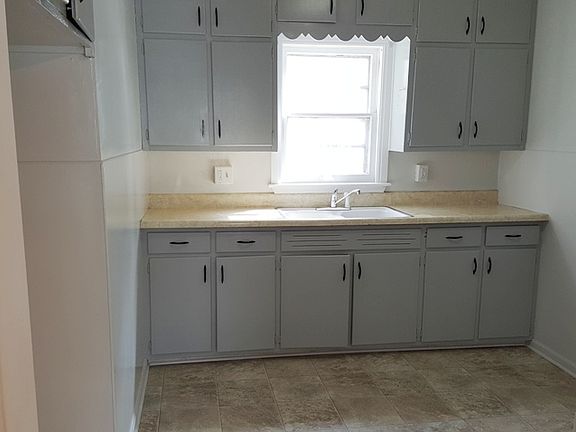 4th image of 213 W 7th St