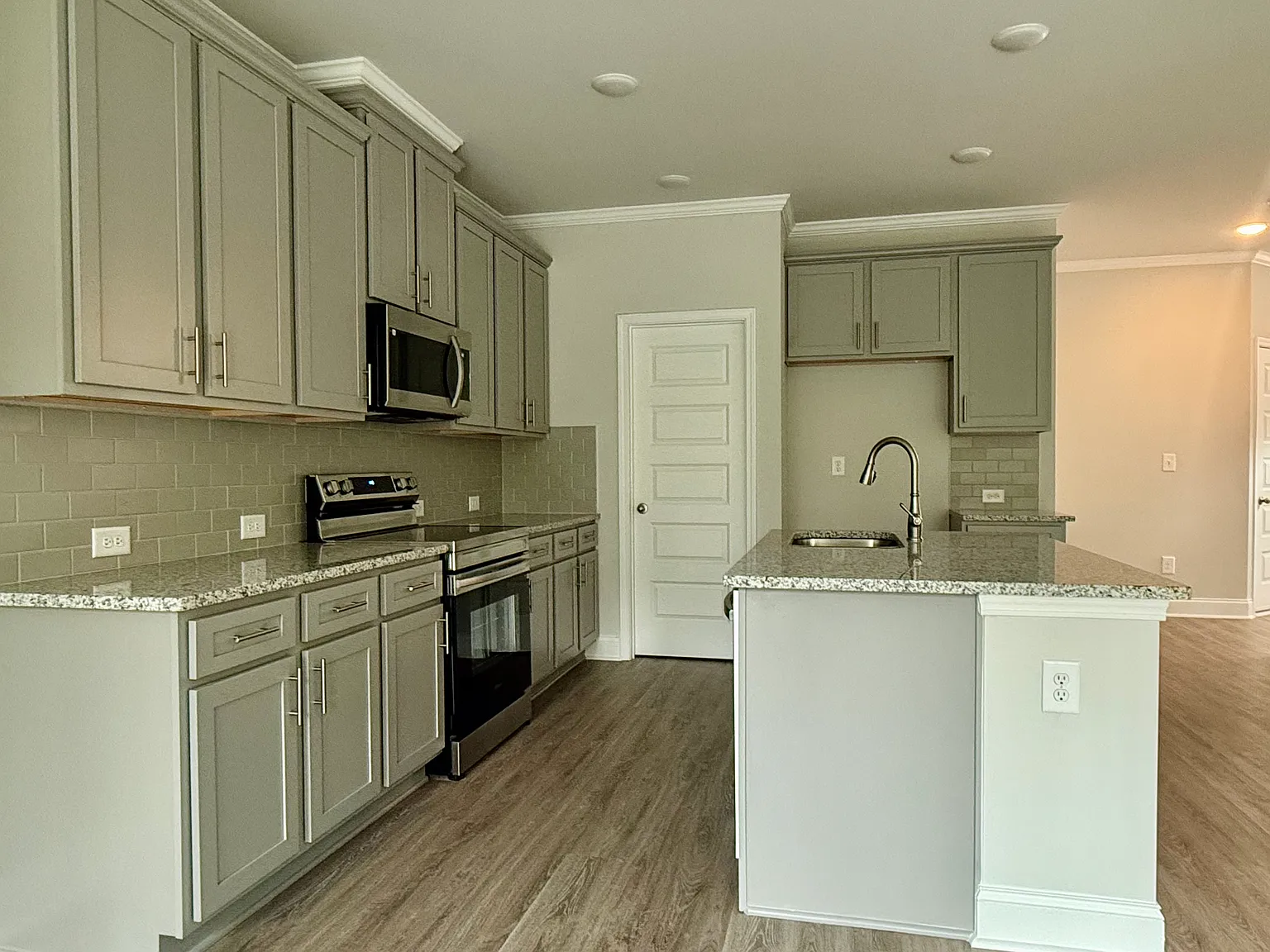 3 bed, 2.5 bath, 1922 sqft, $1,990 — Photo 2