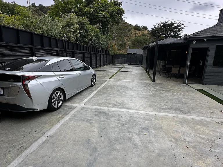 6752 Mulholland Dr — Photo 48
