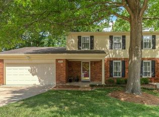490 Tree Top Ln, Saint Louis, MO