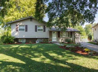 40 Parklane Cir, Bettendorf, IA 52722