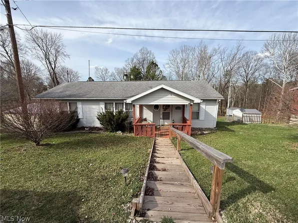 1129 Oak Grove Rd, Waverly, WV 26184