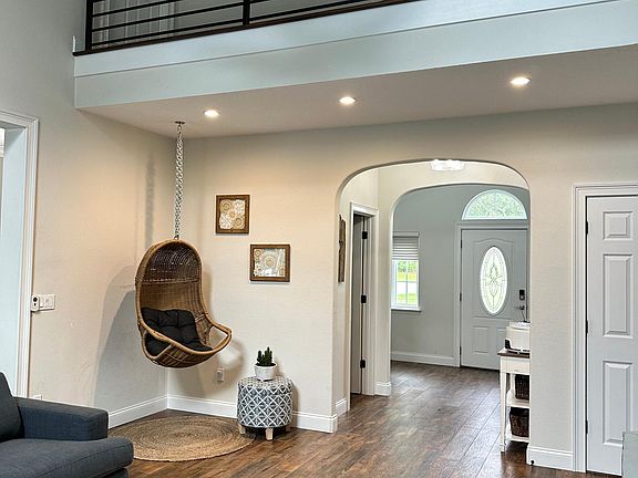 5th image of 304 Oakwood Ct