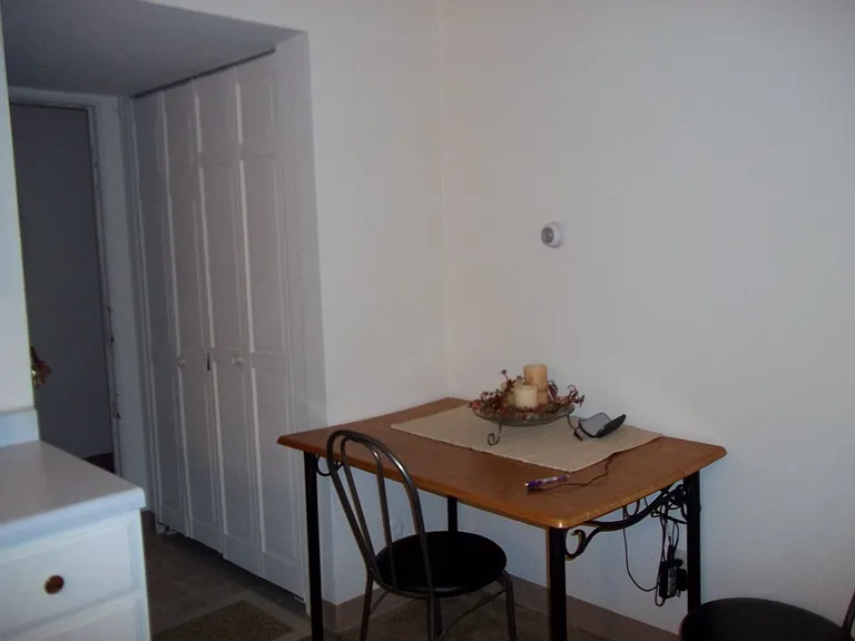 MAY RENT FREE - Sign on this Studio today! — Photo 14