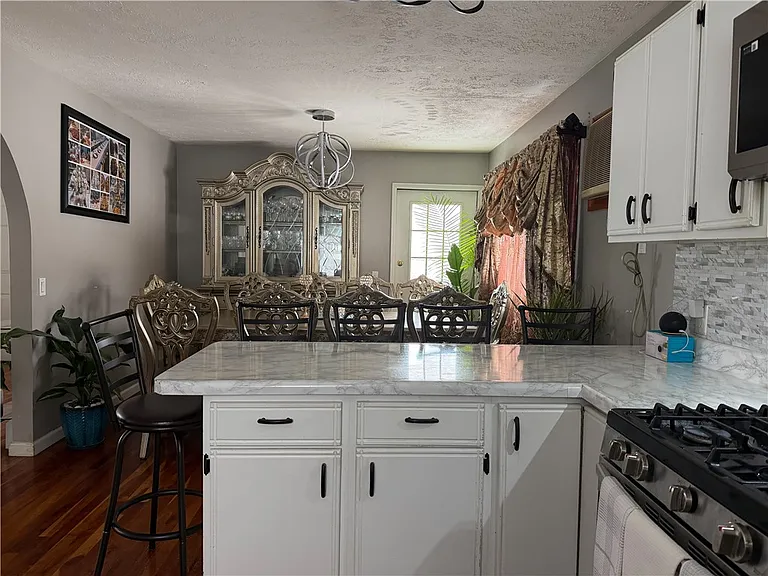 112 Central Dr — Photo 17