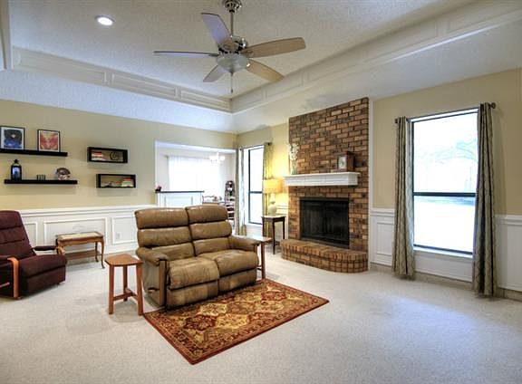 5th image of 302 Hilltop Dr