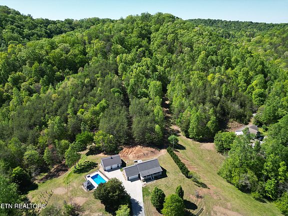 4th image of 233 Tudor Hollow Rd