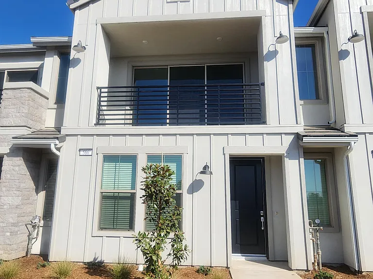 586 W Mahogany Ln — Photo 1