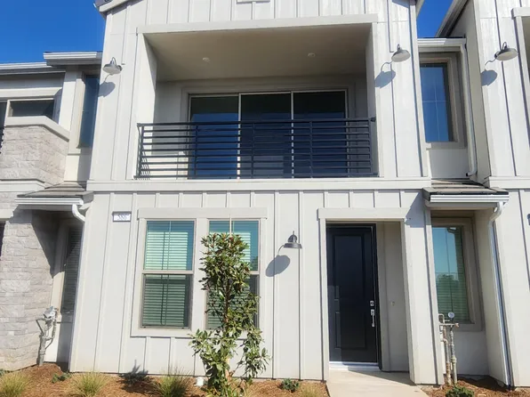 586 W Mahogany Ln, Clovis, CA 93611
