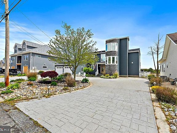 2nd image of 305 Nantucket Rd