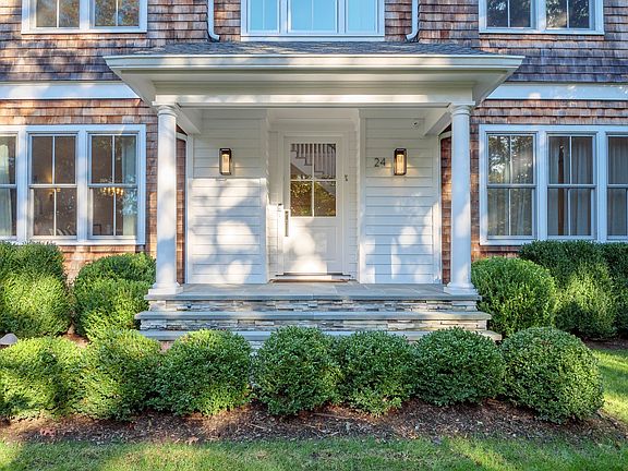 5th image of 24 Cove Neck Ln