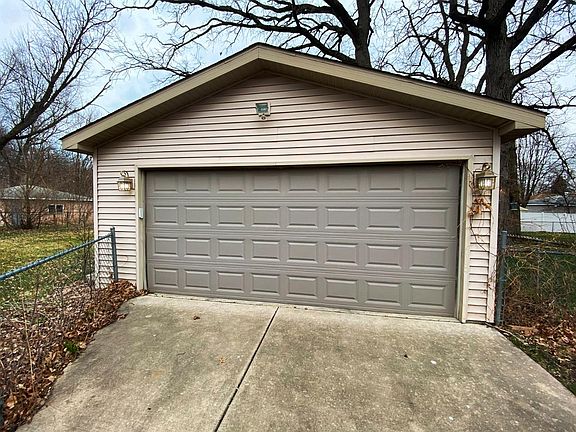 4th image of 261 Crestwood Dr