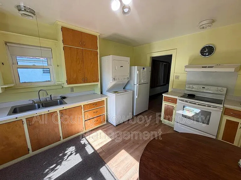 557 N 8th St — Photo 3