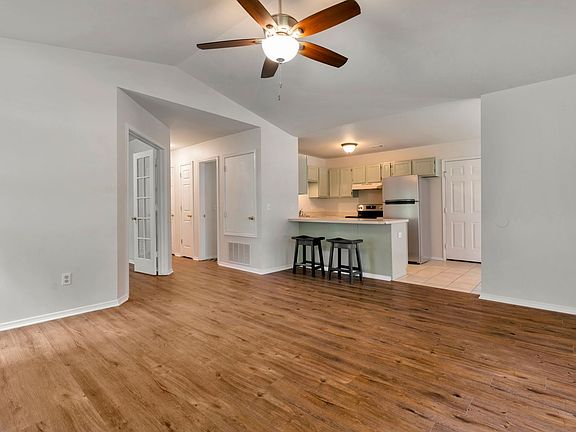 5th image of 1511 N Greenleaf Dr