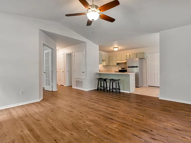1511 N Greenleaf Dr — Photo 5