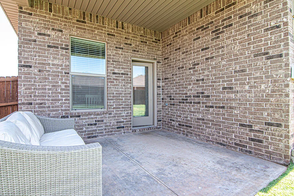 3 bed, 2.0 bath, 1668 sqft, $2,700 — Photo 3