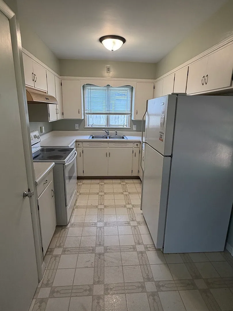 3 bed, $1,695 — Photo 2