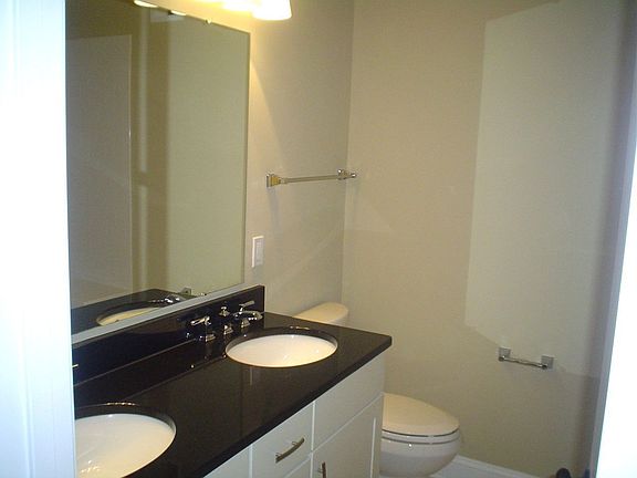 Master Bath w/granite double vanity and jet tub