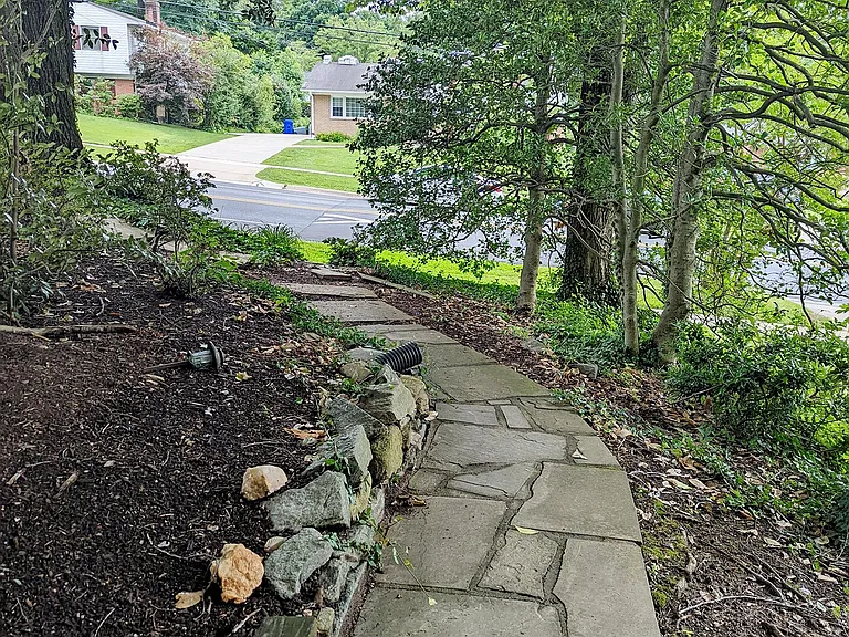 Walkway from street to the apartment