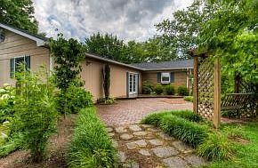 3rd image of 50 Moneta Cir