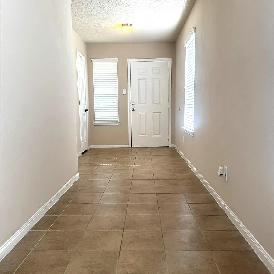4 bed, 2.5 bath, 2380 sqft, $2,300 — Photo 4