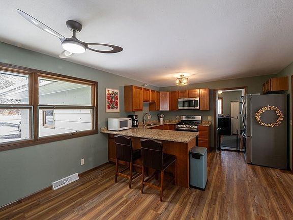 3rd image of 10704N Riverside Road