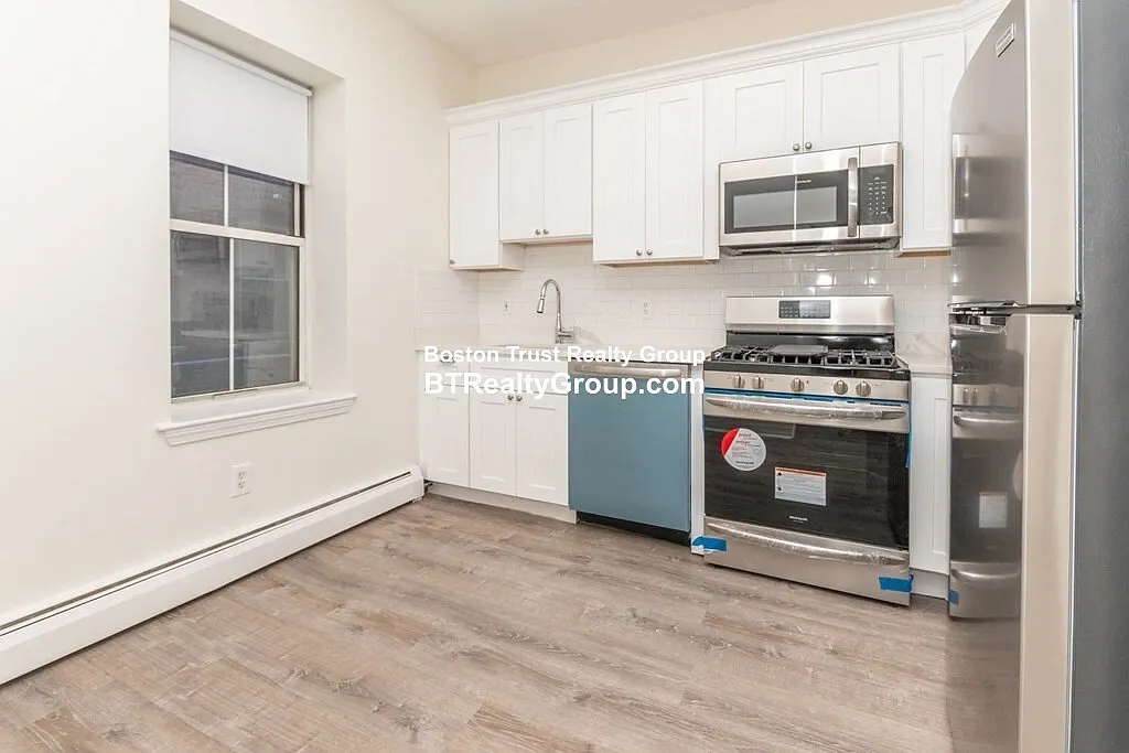 4 bed, 1.0 bath, 1000 sqft, $3,400 — Photo 1