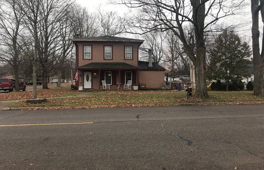1st image of 324 E 2nd St