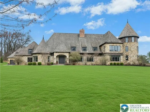 2214 N Melrose Ln, Bethlehem, PA 18015