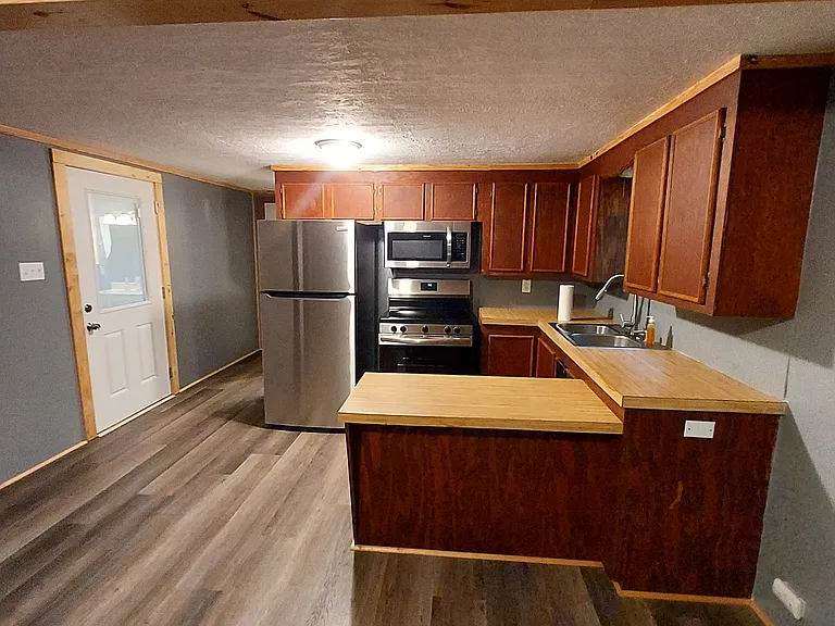 604 Mayflower Ln — Photo 2