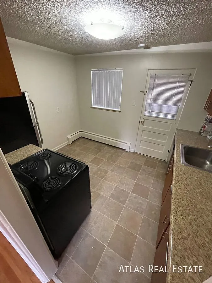 Beautiful 2 Bedroom 1 Bathroom On A Quiet Street In Wheat Ridge! Close To Edgewater And Sloan's L... — Photo 4