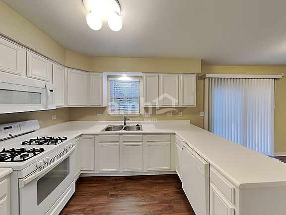 3rd image of 2220 Candlewood Dr