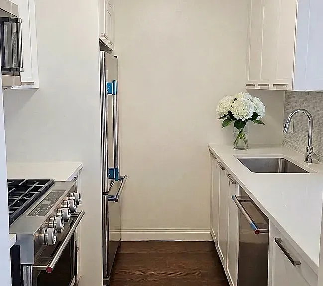 200 E 94th St #916 — Photo 3