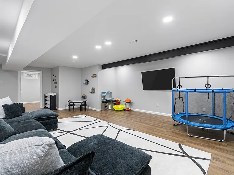 64 Brewster Dr — Photo 31