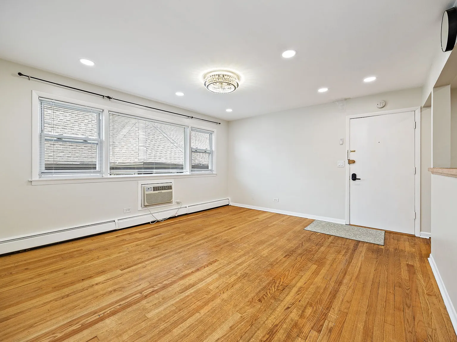 2 bedroom right by Oak Park Blue Line — Photo 4
