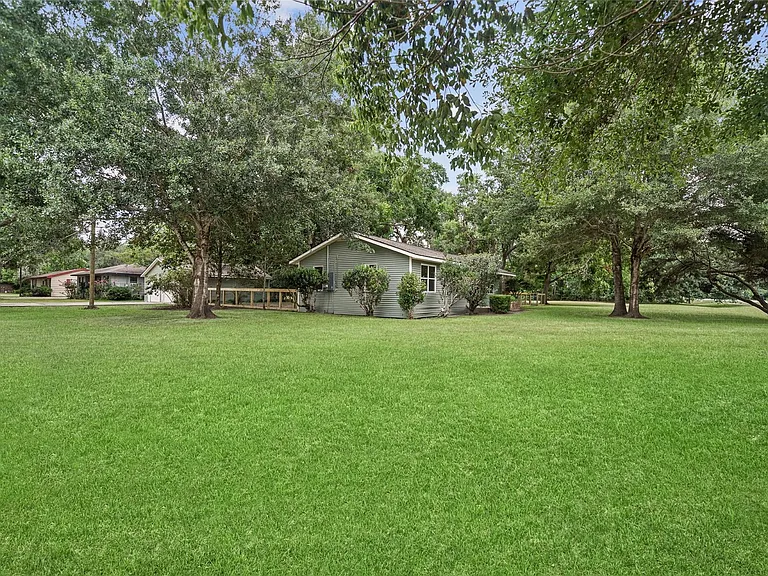 2122 Stadium Dr — Photo 2
