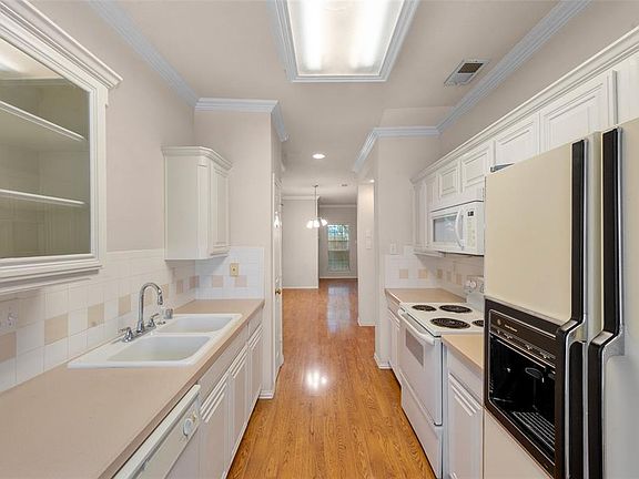 5th image of 2453 Southcourt Cir